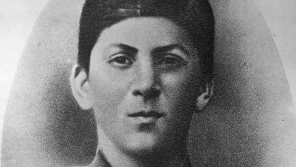 Nace Iósif Stalin