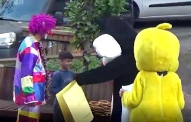 Sattığı simitleri bitiremeyen çocuğun yardımına Tweety ve Sylvester yetişti