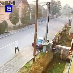 Este hombre se salva por los pelos de ser arrollado por dos coches que chocaron