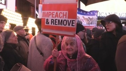 Miles de personas piden el impeachment de Trump en Times Square de Nueva York