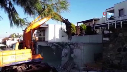 Bodrum'da kaçak binaların yıkımı sürüyor