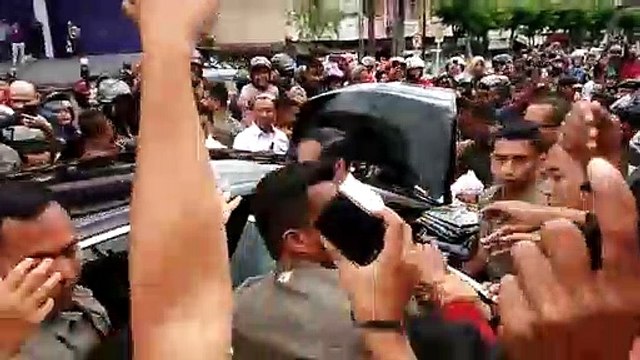 86 FLASH! Tiba di Tarakan, Jokowi Singgah di Pinggir Jalan Bagi-Bagi Kaos untuk Masyarakat