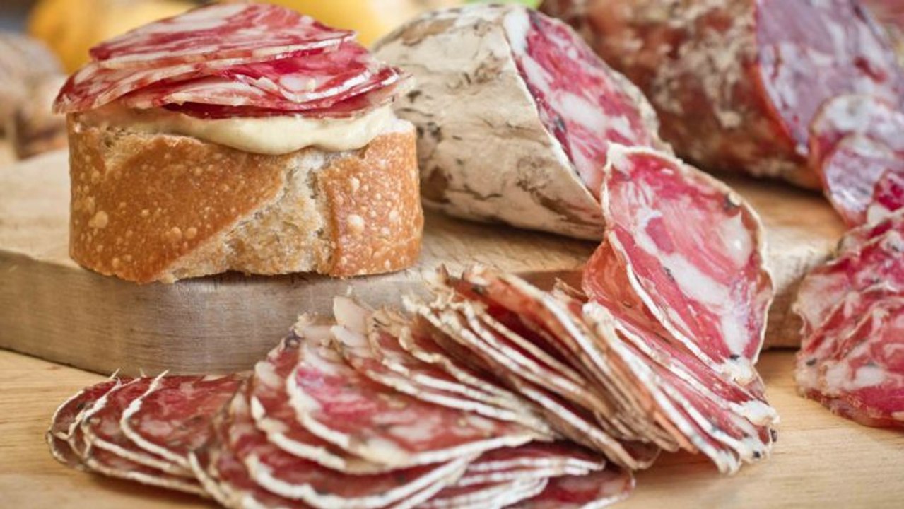 Faut-il retirer la peau du saucisson ?