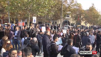 Report TV - Sot miratohet paketa anti shpifje, gazetarë dhe aktivistë në protestë para Kuvendit