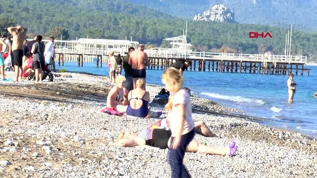 Kemer'de tatilciler aralık ayında deniz keyfi yaptı