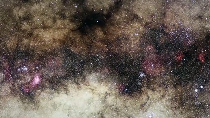 Zoom impressionnant sur le centre de la voie lactée