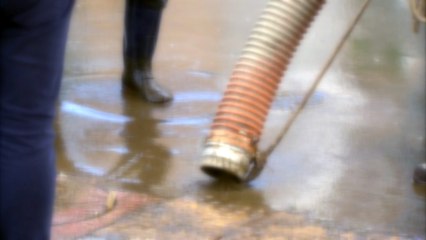 대전시청역 앞 맨홀에서 오물 쏟아져 나와..."오수관 막혀 역류" / YTN