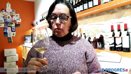 Silvia, sommelière, donne son avis sur la qualité du vin bio du Jura