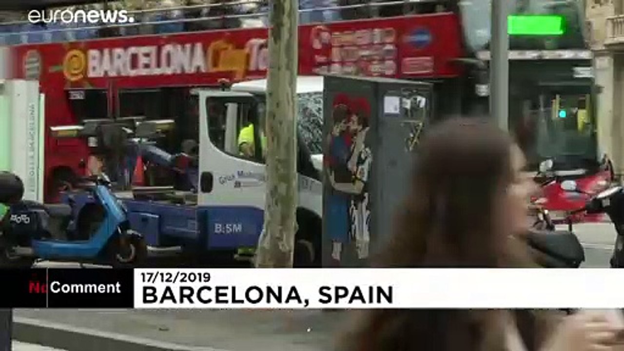 Graffiti in Barcelona shows rival El Clasico footballers kissing