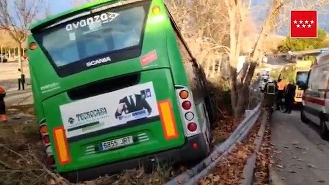 Un autobús se sale de la carretera tras un mareo del conductor