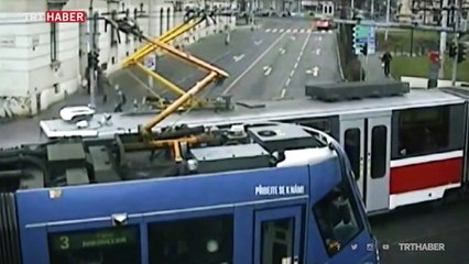 Tramvayların arasında sıkışan otomobilden sağ kurtuldu