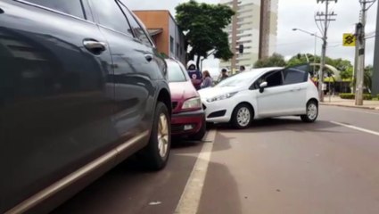 Três veículos se envolvem em acidente no centro de Cascavel