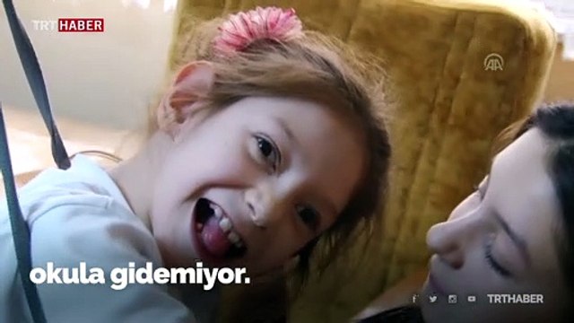 Serebral palsi hastası Nida derslerine evinde giriyor