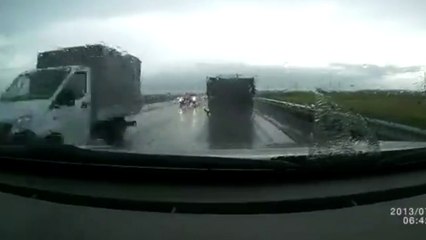 Un camion change de voie et se fait violemment percuté par un autre poids lourd