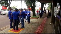 Trabalhadores da Sanepar fazem ato em frente à sede da empresa em Cascavel