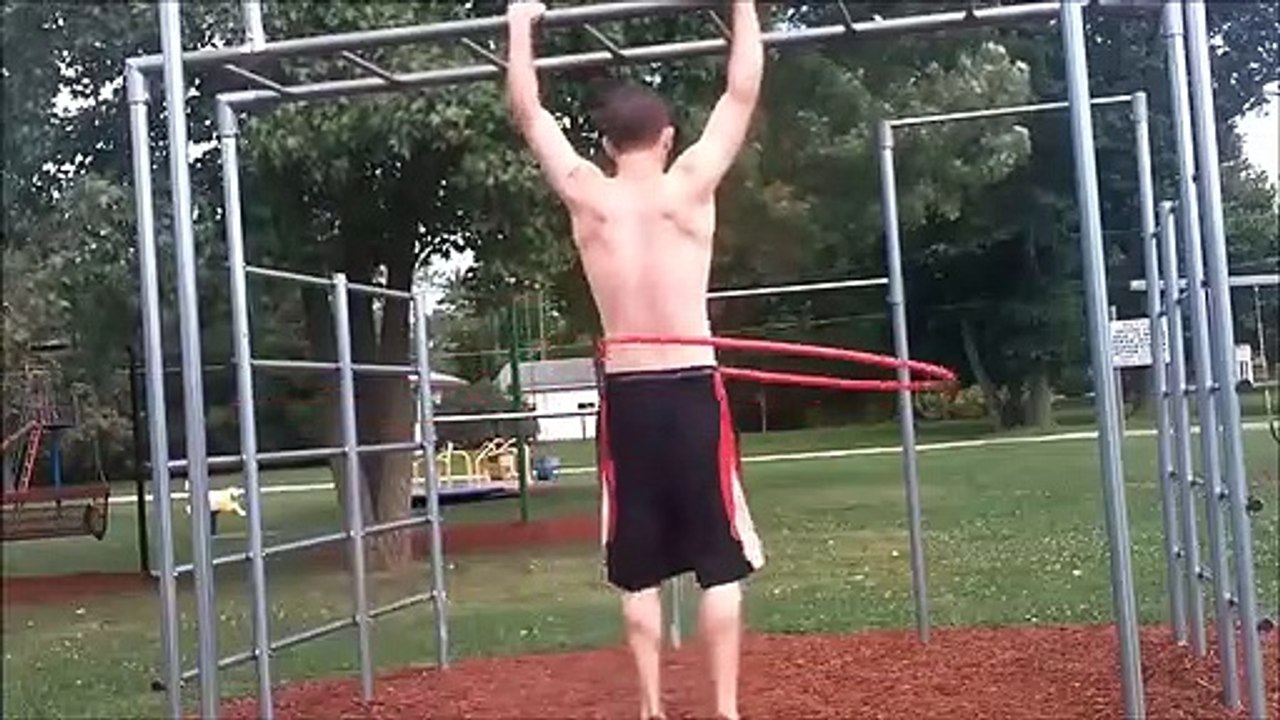 Jolie performance: Hula Hoop et tractions en même temps