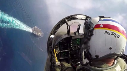 L'atterrissage d'un F/A-18E/F Super Hornet sur un porte avion