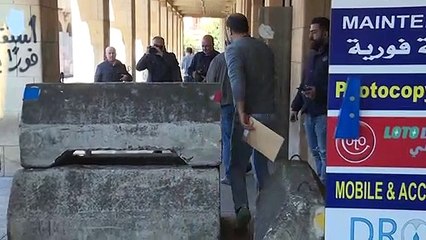 قوى الأمن تغلق طرقاً فرعية تؤدي إلى ساحات التظاهر في بيروت بعد أعمال شغب