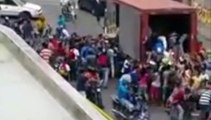 El dictador Maduro mata de hambre a su pueblo y éstos saquean camiones para poder comer
