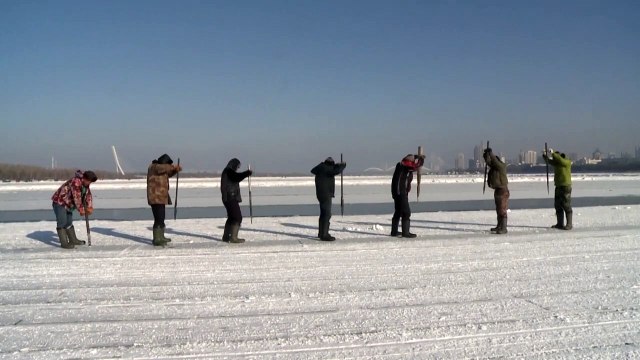 عمال يتحدون الصقيع لاستخراج مكعبات ستستخدم في أكبر مهرجان جليدي صيني