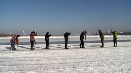 عمال يتحدون الصقيع لاستخراج مكعبات ستستخدم في أكبر مهرجان جليدي صيني