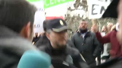 Скачать видео: Concentraciones de apoyo a los condenados y a la víctima se enfrentan a las puertas de la Audiencia de Burgos