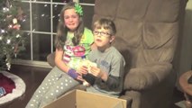 Giving Kids Bad Christmas Presents PRANK! أطفال مضحك ضد شبح - جوني جوني أغاني الحضانة قافية وتعلم الألوان للأطفال
