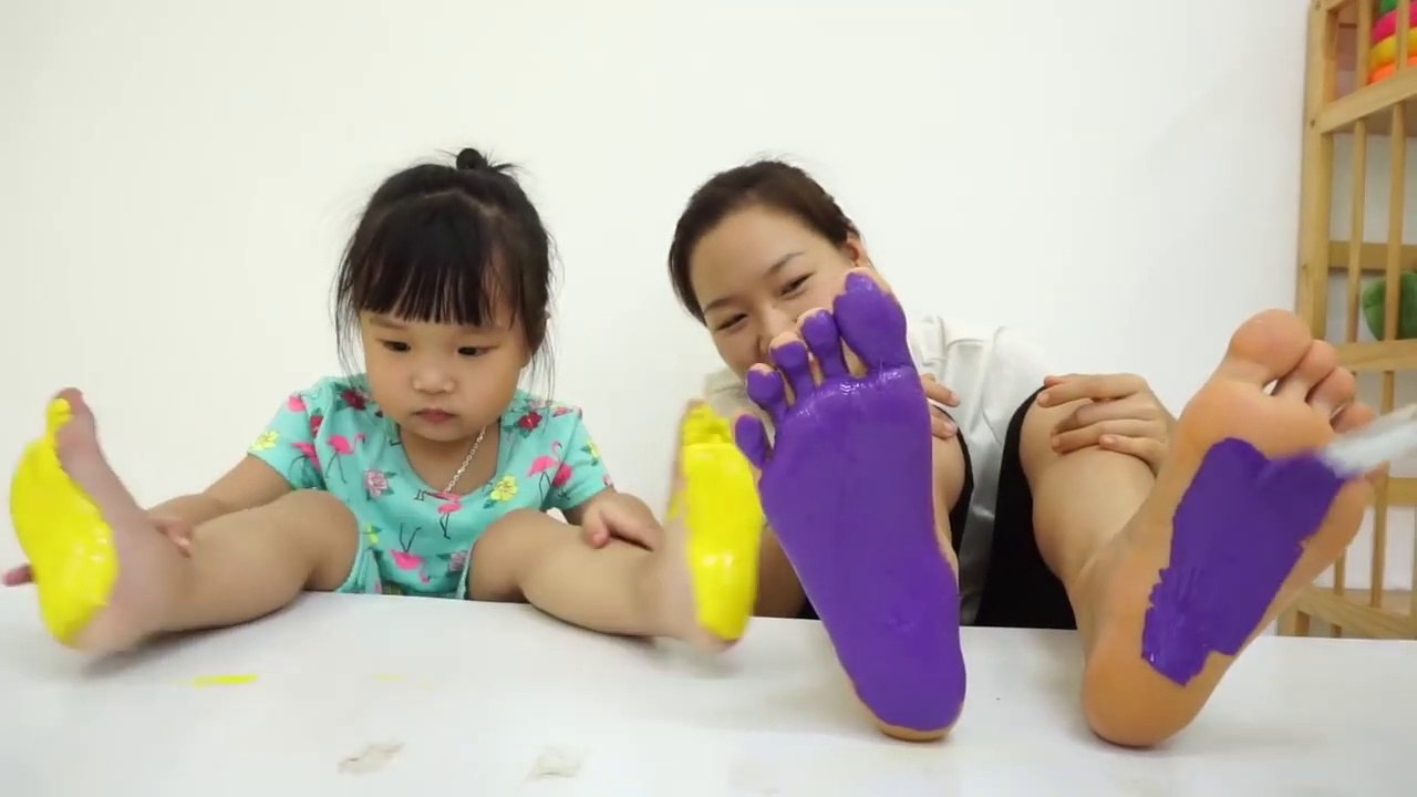 Learn Colors for kids with Feet Painting, Finger Family Songs Nursery Rhymes for Children أطفال مضحك ضد شبح - جوني جوني أغاني الحضانة قافية وتعلم الألوان للأطفال