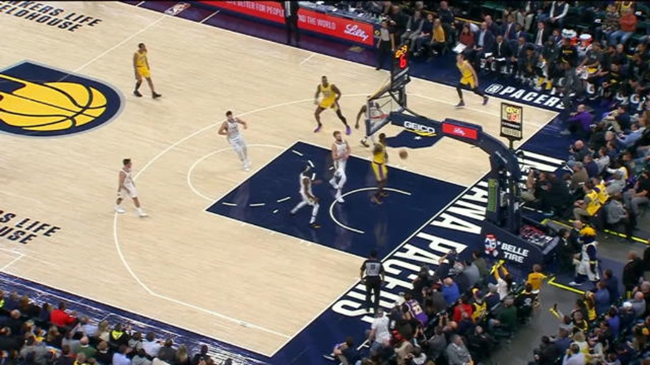 لقطة: كرة سلّة: لبرون يسجّل سلة ساحقة خلفيّة وليكرز يخسر