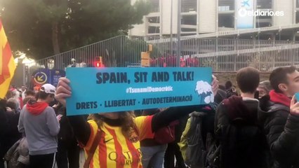 Manifestantes cortan el acceso de Travessera de les Corts al Camp Nou