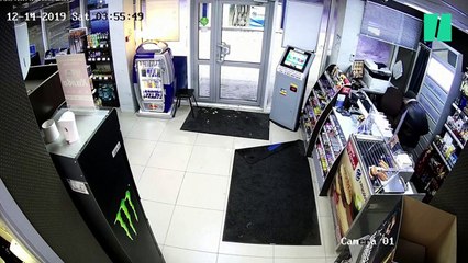 Cette employée d'une station service russe a repoussé un voleur... avec une serpillière