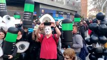 Activistas de Tsunami protestan ante el Camp Nou