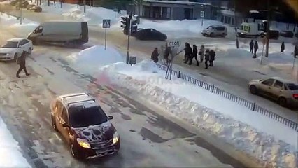 Este hijo de perra ve caer a una mujer y la atropella con su coche