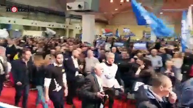 Salvini dorme in aereo: ragazza scatta la foto mentre mostra il dito medio | Notizie.it
