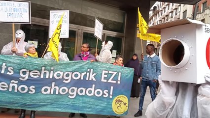 Ongi Etorri Errefuxiatuak pide en Bilbao "papeles para todos"