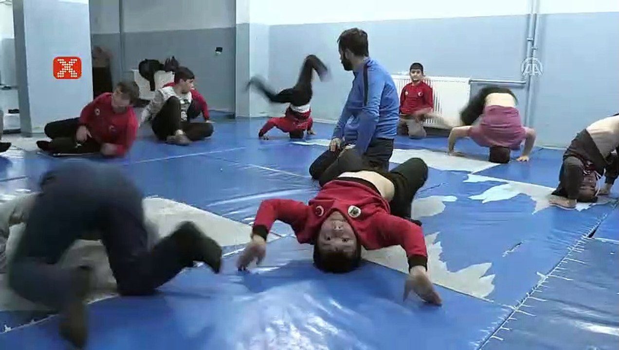 Köy çocukları yıldız güreşçi olmak için çalışıyor
