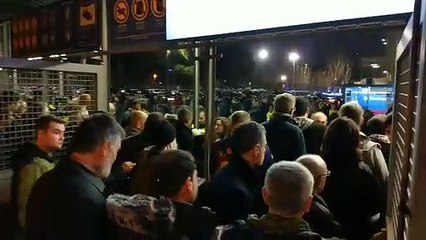 El Camp Nou abre puertas y los aficionados entran sin incidentes