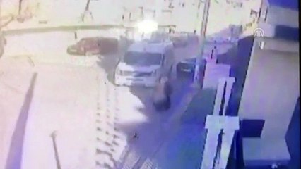 İlkokul öğrencisinin minibüsün altında kalma anı güvenlik kamerasında - İZMİR