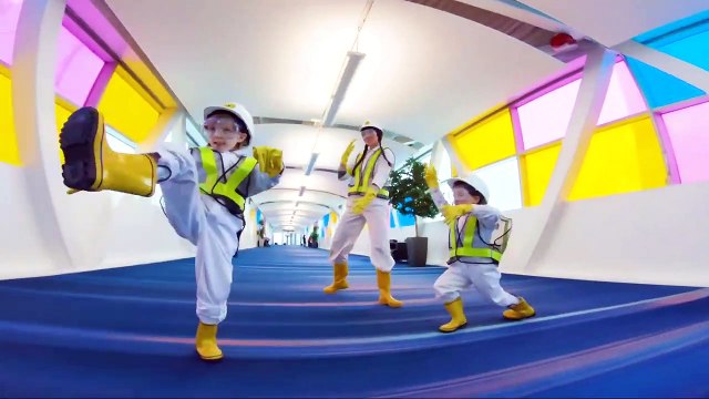 A l’occasion du Temps des Fêtes à Toronto, une mère de famille et ses deux enfants réalisent une vidéo rendant hommage au clip Intergalactic de The Beastie Boys.