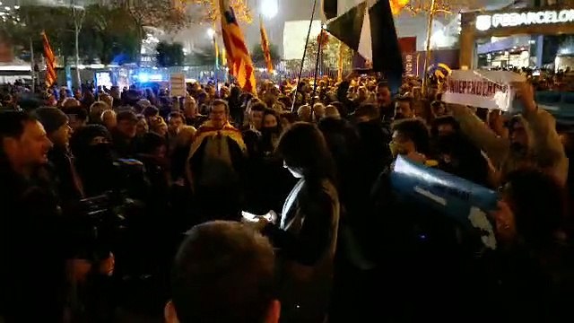 Manifestantes gritan prensa española manipuladora al equipo de TVE