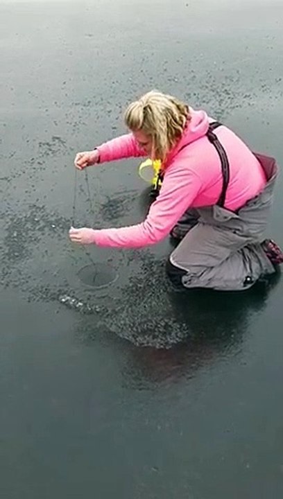 Peche sous la banquise : regardez la taille du poisson qu'elle ramène !