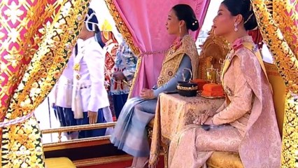 สุดปีติ ในหลวง-ราชินี ทรงเครื่องบรมขัตติยราชภูษิตาภรณ์ ประทับสุพรรณหงส์ เสด็จฯเลียบพระนครทางชลมารค