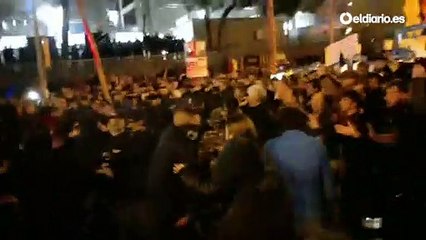 Enfrentamientos entre hooligans del Barça e independentistas en los aledaños del Camp Nou