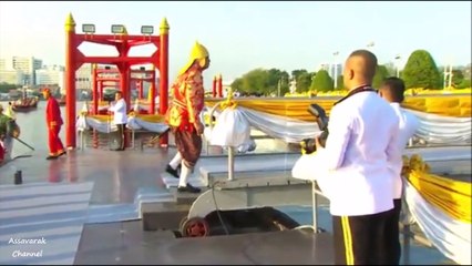 ในหลวง-พระราชินีเสด็จฯ เลียบพระนครโดยขบวนพยุหยาตราทางชลมารค พสกนิกรเฝ้าฯรับเสด็จล้นริมสองฝั่ง