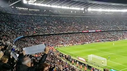 Els aficionats del Camp Nou mostren els cartells del Tsunami i criden a favor de la independència