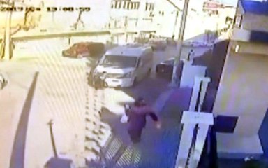 İndiği servisin altında kalan öğrenci yaralandı, kaza anı kamerada