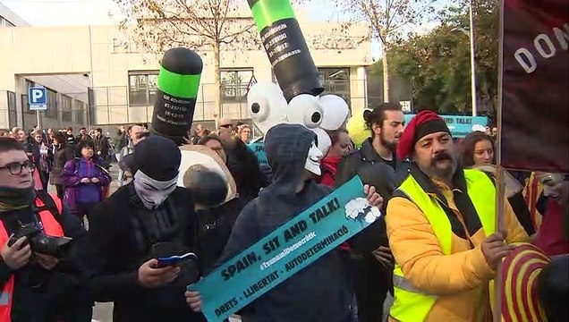 Miles de personas se concentran en los alrededores del Camp Nou