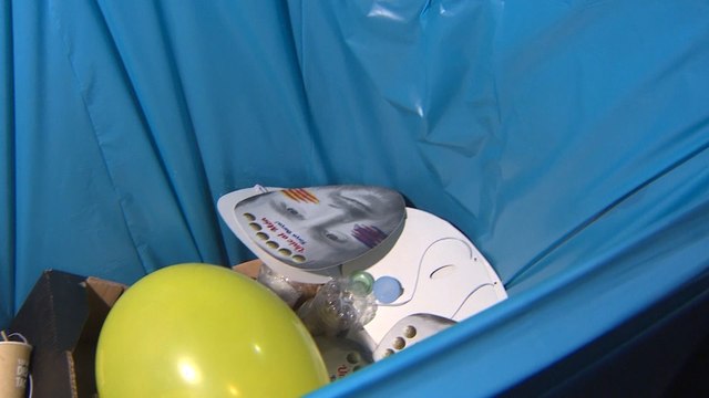 La seguridad del FC Barcelona retira a aficionados caretas de Messi