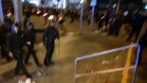 Enfrentamientos entre manifestantes y Mossos en los aledaños del Camp Nou, durante el transcurso del partido de fútbol entre el Barça y el Real Madrid