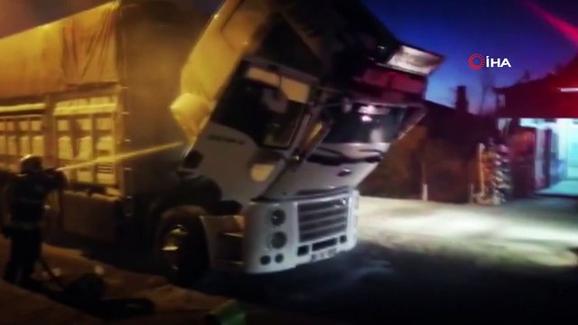 Erciş'te koyun yüklü kamyonda yangın çıktı